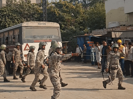 QRT टीम ने आकर लोगों को कवर किए एरिया से दूर किया।