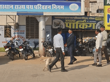 डॉग स्क्वायड ने आकर सर्च किया। इसके बाद बम डिस्पोजल टीम को बुलाया गया।