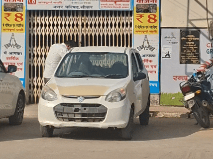 संदिग्ध गाड़ी की तलाशी लेते हुए बम डिस्पोजल टीम के सदस्य।