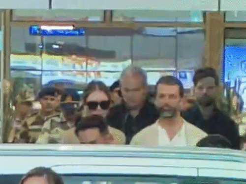 अमेरिकी राष्ट्रपति डोनाल्ड ट्रम्प के बेटे डोनाल्ड ट्रम्प जूनियर भी गर्लफ्रेंड के साथ उदयपुर पहुंचे। डबोक एयरपोर्ट के बाहर लोगों का अभिवादन किया।