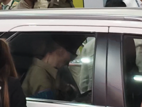 थोड़ी देर गाड़ी में बैठने के बाद डोनाल्ड ट्रम्प जूनियर वापस बाहर निकले और एयरपोर्ट के अंदर चले गए।