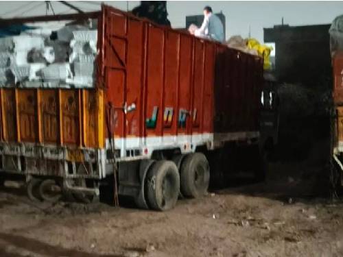 प्रतिबंधित कफ सीरप की यह खेप गाजियाबाद से यूपी, दिल्ली, बिहार, झारखंड और बंगाल होते हुए बांग्लादेश भेजी जानी थी। 4 ट्रक से पुलिस ने सिरप बरामद किया था।