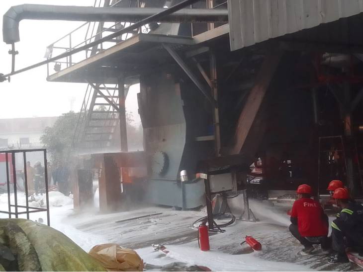 ऑयल प्लांट में आग पर काबू पाने के लिए एक्सपर्ट को बुलाया गया है।