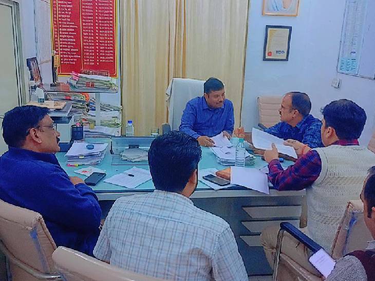 हुजूर एसडीएम ऑफिस में एसआईआर के काम को जांचते कलेक्टर कौशलेंद्र विक्रम सिंह।