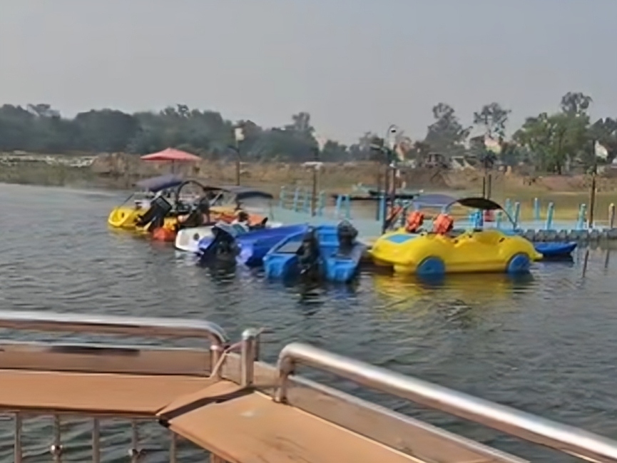 पर्यटक यहां विभिन्न प्रकार के पकवान बनाते हैं, नाच-गाना करते हैं, बोटिंग का आनंद लेते हैं।