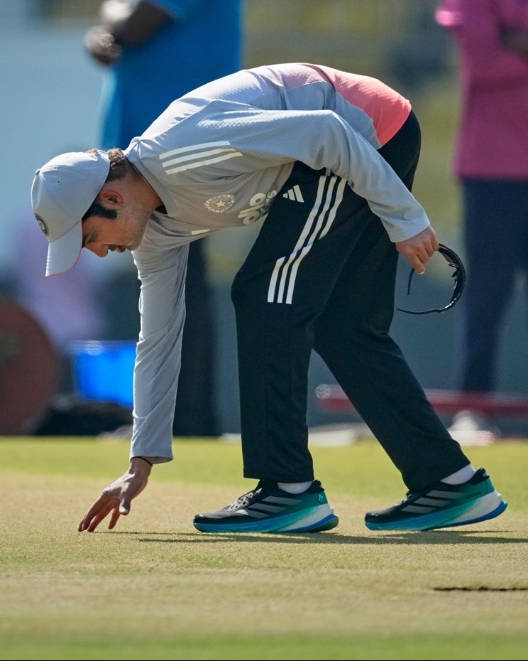 पिच को चेक करते टीम इंडिया के हेड कोच गौतम गंभीर।