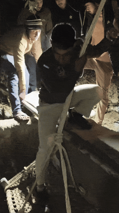 ड्यूटी पर तैनात कॉन्स्टेबल गोपाल लाल को रस्सा बांधकर चारपाई की मदद से कुएं में उतारा गया।