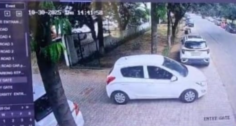 i20 कार 30 अक्टूबर को फरीदाबाद की अल-फलाह यूनिवर्सिटी से निकलती हुई CCTV कैमरे में कैद हुई थी।