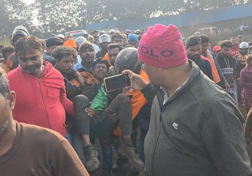 हाइवा के नीचे आधे घंटे तक फंसा रहा बाइक सवार:  सरायकेला में अमलगम रोड पर हुआ हादसा, 30 फीट तक घसीटता ले गया हाइवा – saraikela kharsawan News