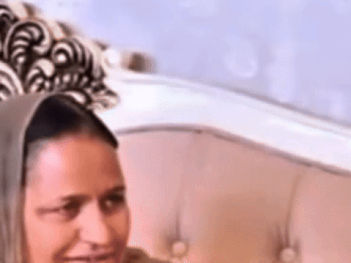 মা চরণ কৌর তার ছেলে সিধুর লেখা গান সম্পর্কে তথ্য দিচ্ছেন।