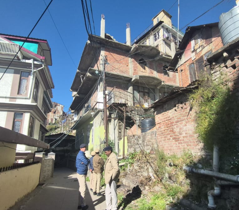 संजौली मस्जिद के बाहर तैनात पुलिस जवान। आज किसी को भी मस्जिद के अंदर नहीं जाने दिया गया।