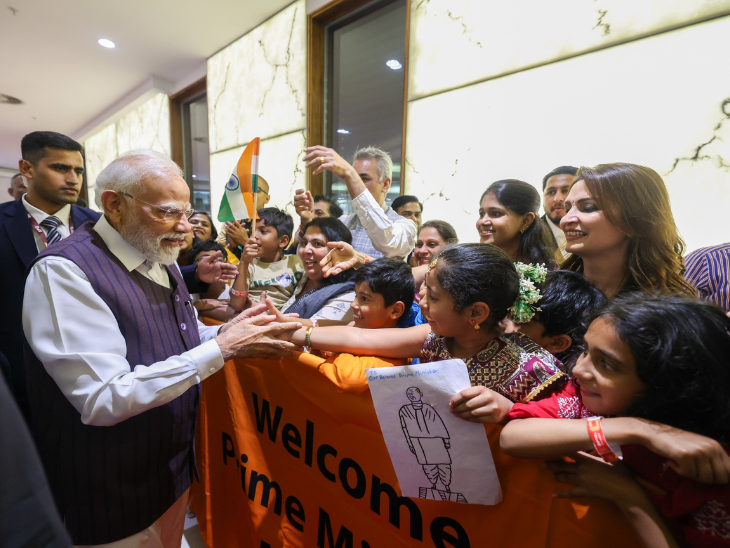 होटल पहुंचने पर PM मोदी ने स्वागत में खड़े भारतीय लोगों से मुलाकात की।
