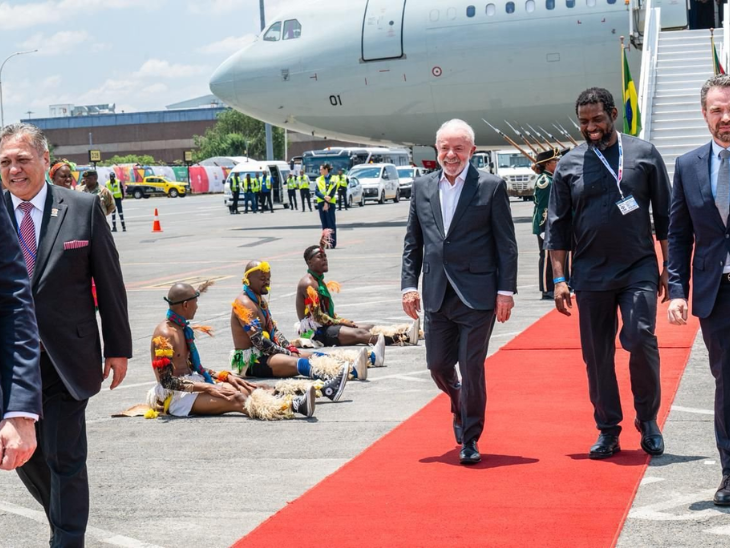 जोहान्सबर्ग एयरपोर्ट पर ब्राजील के राष्ट्रपति लूला डा सिल्वा का स्थानीय कलाकारों ने लोकल परफॉर्मेंस देकर स्वागत किया।