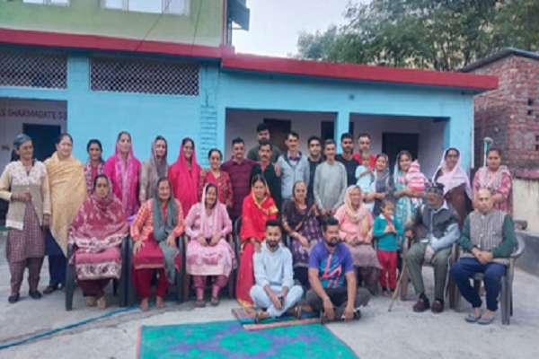 रिखी राम के घर लौटने पर घर पर जुटे रिश्तेदार और ग्रामीण।