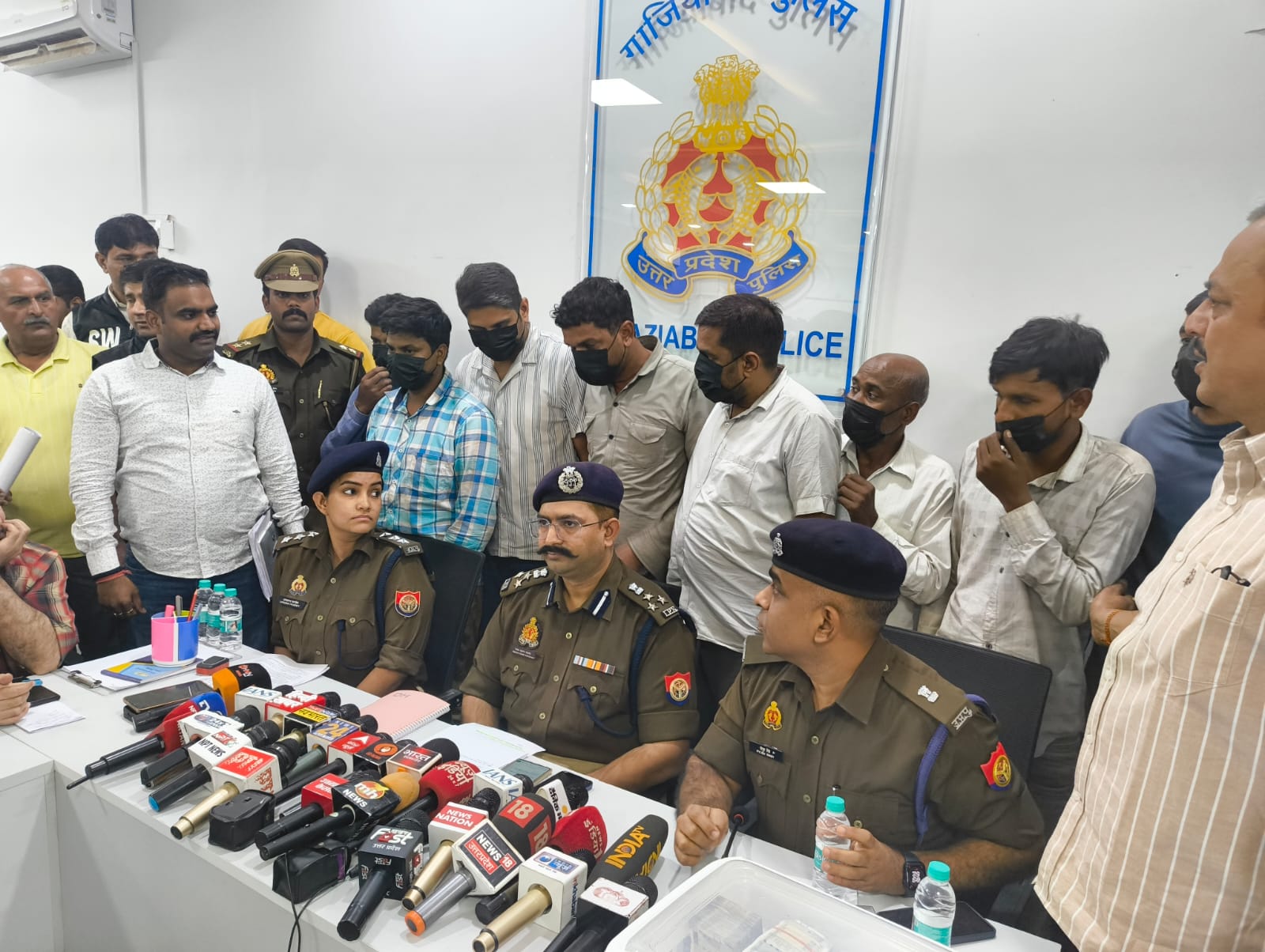 यह फोटो 3 नवंबर की है, जब एडिशनल डीसीपी पीयूष सिंह ने कफ सिरप के साथ आरोपियों को पकड़ा था। पुलिस ने इसकी प्रेस कॉफ्रेंस की थी।