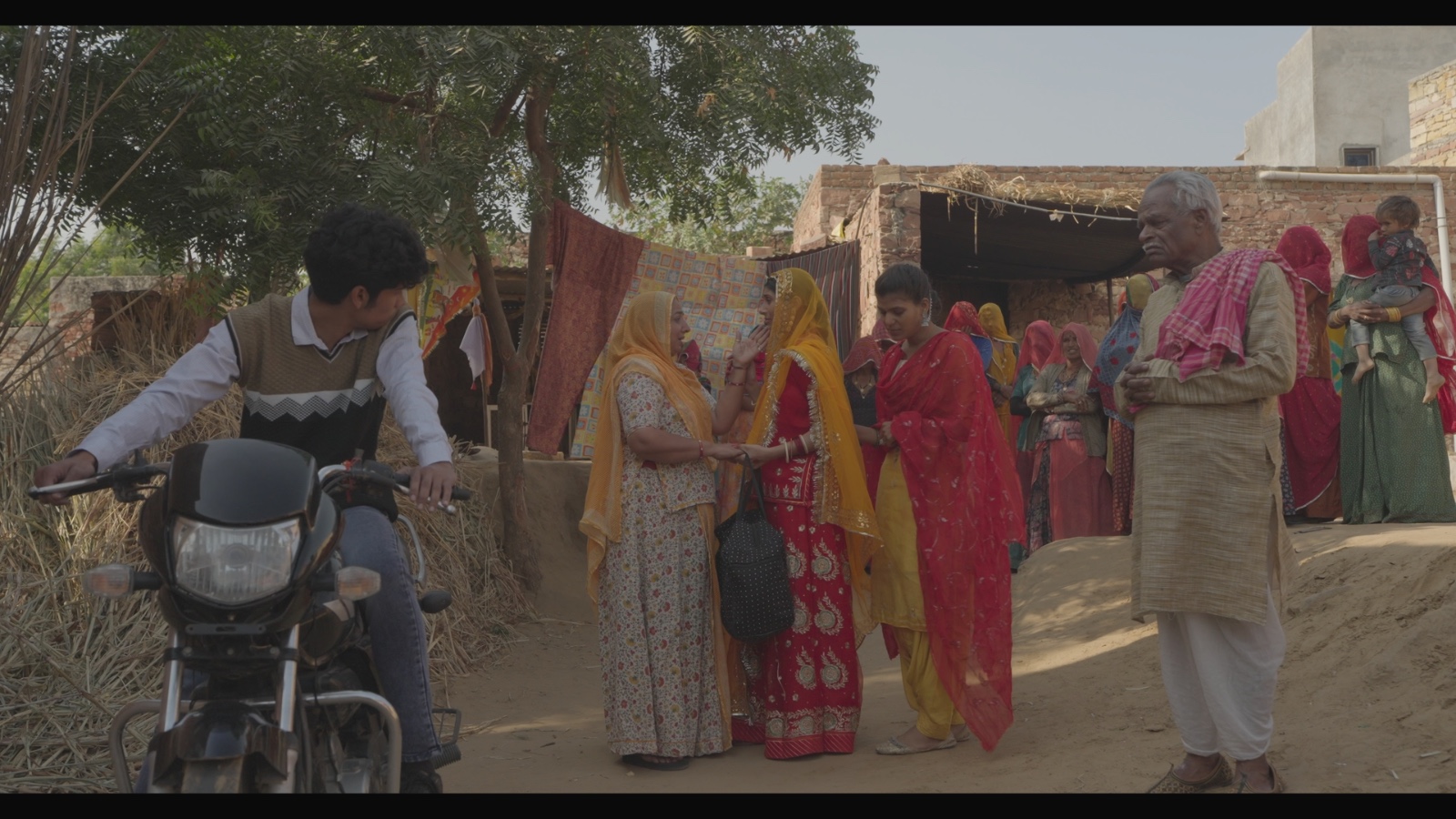 फिल्म का निर्देशन गजेन्द्र एस श्रोत्रिय ने किया है, जबकि कहानी चरण सिंह प्रथिक और रामकिशन चोयल ने लिखी है।