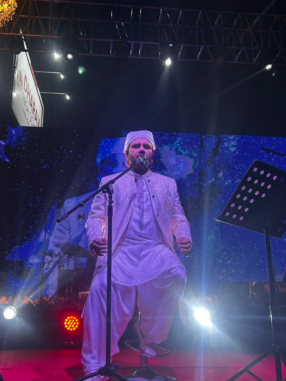 मशहूर सूफी गायक जावेद अली ने अपनी मनमोहक प्रस्तुति से माहौल को आध्यात्मिक और मोहक बना दिया।