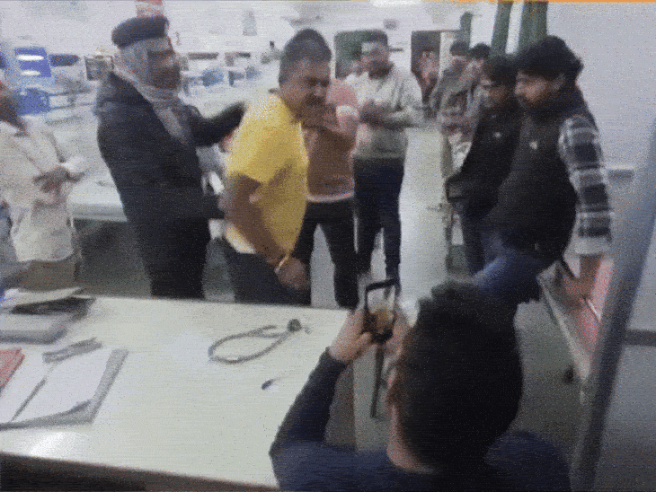 बाड़मेर के जिला अस्पताल में राम खत्री नाम का अटेंडेंड रेजिडेंड डॉक्टर रजत पर झपट पड़ा।