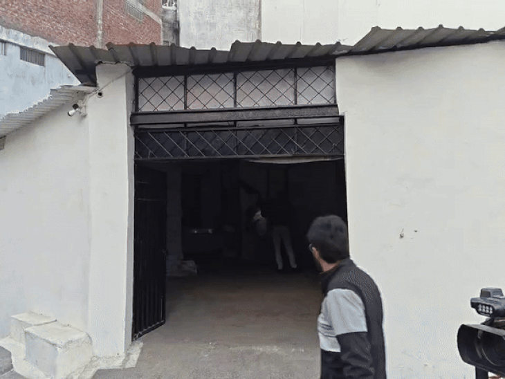 गिन्नौरी के इस मकान में की गई छापा मार कार्रवाई।