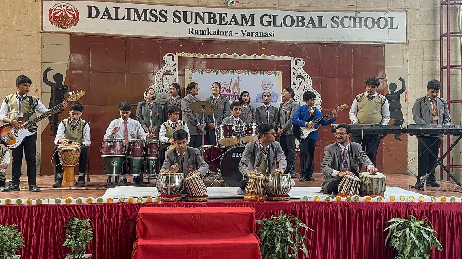 एक साथ 18 बच्चों ने दी क्लासिक गीत की प्रस्तुति।