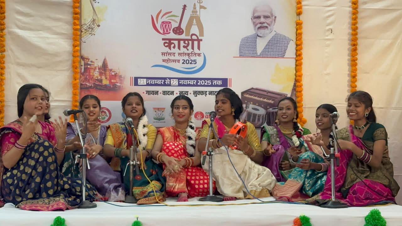 हरिश्चंद्र कन्या इंटर कालेज की छात्राओं की प्रस्तुति।