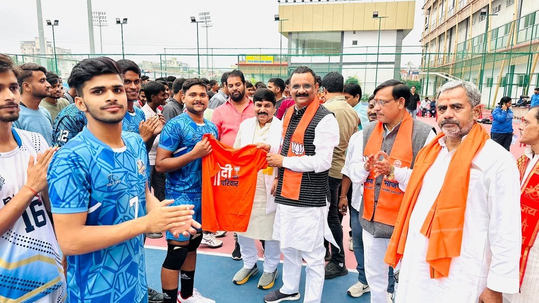 महापौर ने विजेताओं को टी-शर्ट दिया।