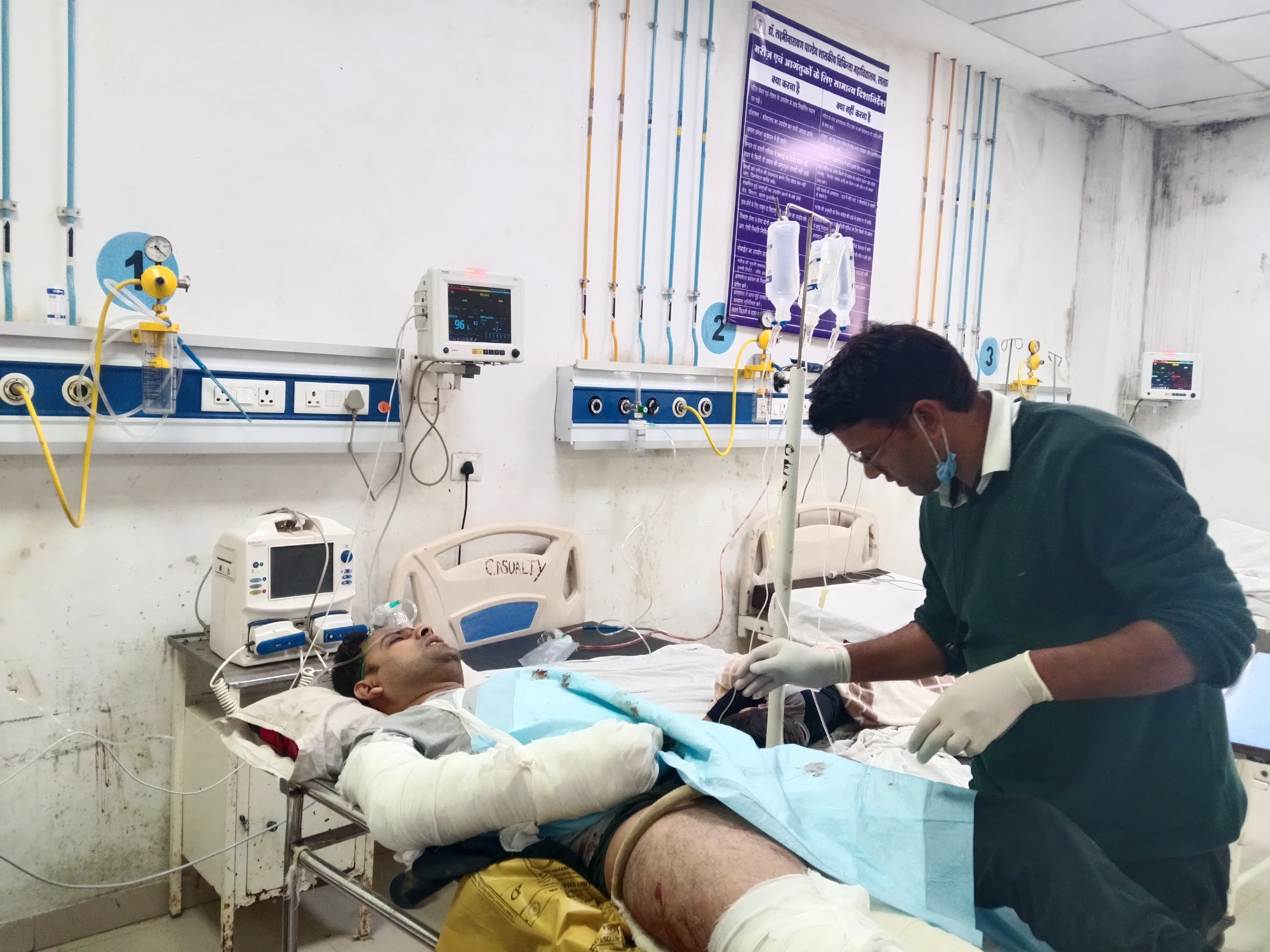घायल का इलाज करते डॉक्टर