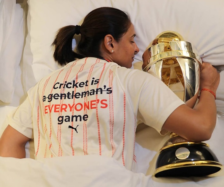 हरमनप्रीत कौर ने वर्ल्ड कप जीतने के बाद ट्रॉफी के साथ फोटो शेयर की थी। जिसमें उनकी टी-शर्ट के पीछे लिखा था कि क्रिकेट जेंटलमैन का नहीं बल्कि हर किसी का गेम है।