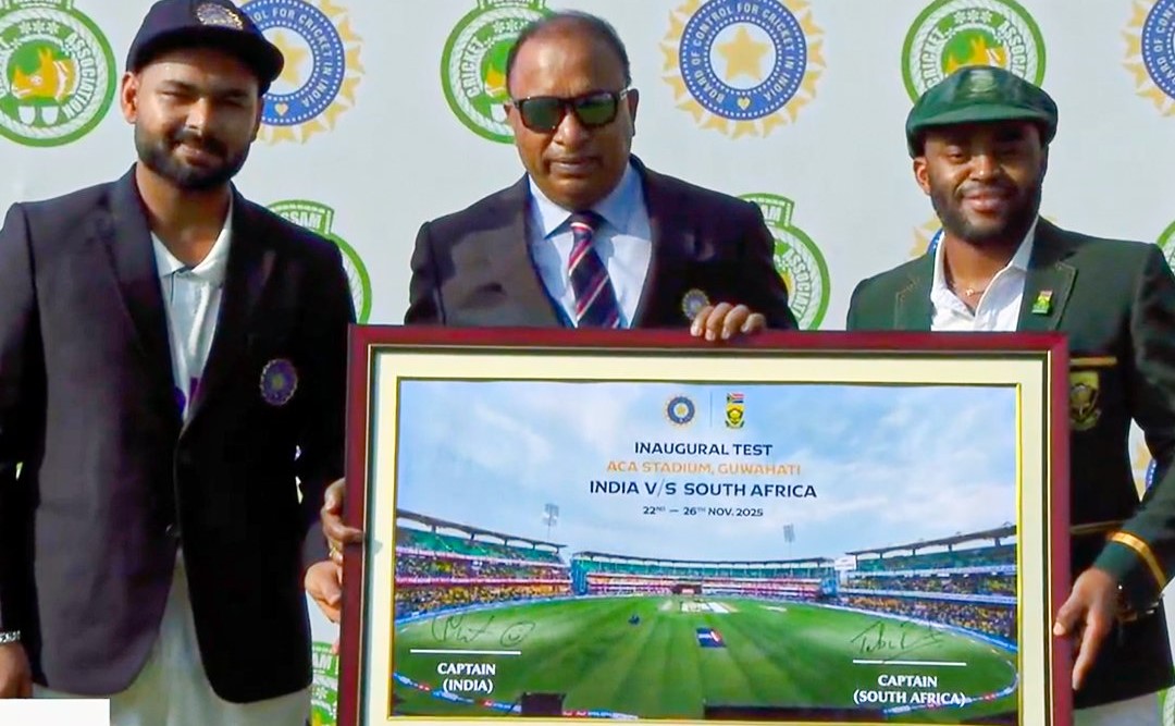 दोनों कप्तानों के साथ BCCI सचिव देवजीत सैकिया।