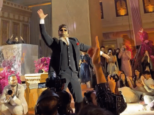 रणवीर सिंह ने बॉलीवुड नाइट में अपनी कई मूवी के गानों पर डांस परफॉर्मेंस दी। उनके साथ फंक्शन में पहुंचे कई गेस्ट ने भी डांस किया।