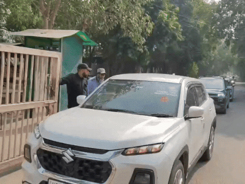 अल-फलाह यूनिवर्सिटी से आतंकियों का लिंक होने के कारण अब स्टूडेंट्स और पेरेंट्स में भय का माहौल हो गया है। पेरेंट्स अपने बच्चों को लेकर जा रहे हैं।