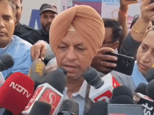 अल-फलाह यूनिवर्सिटी में पढ़ने वाले स्टूडेंट के पेरेंट खुशपाल सिंह मीडिया से बात करते हुए।