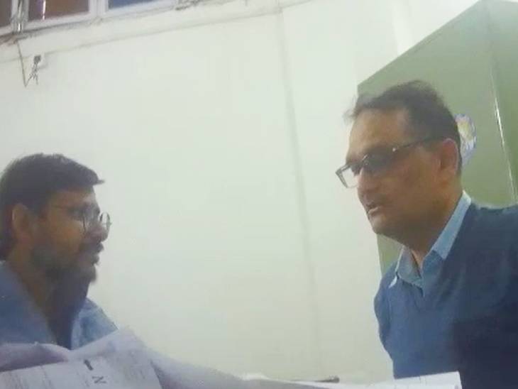 जेई मनोज अग्रवाल के साथ यतीश अग्रवाल बैठा है। ये जेई के लिए दलाली करता है।