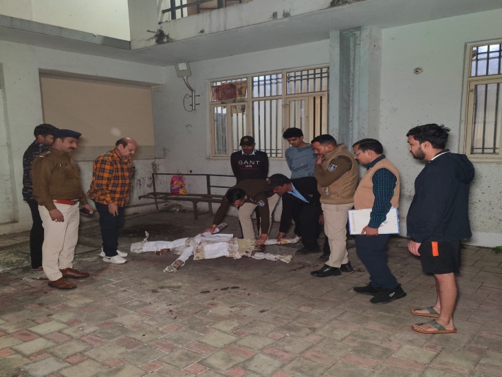 सीन रीक्रिएशन के बाद नीचे गिरे पुतले से घटनाक्रम समझते पुलिस अफसर।