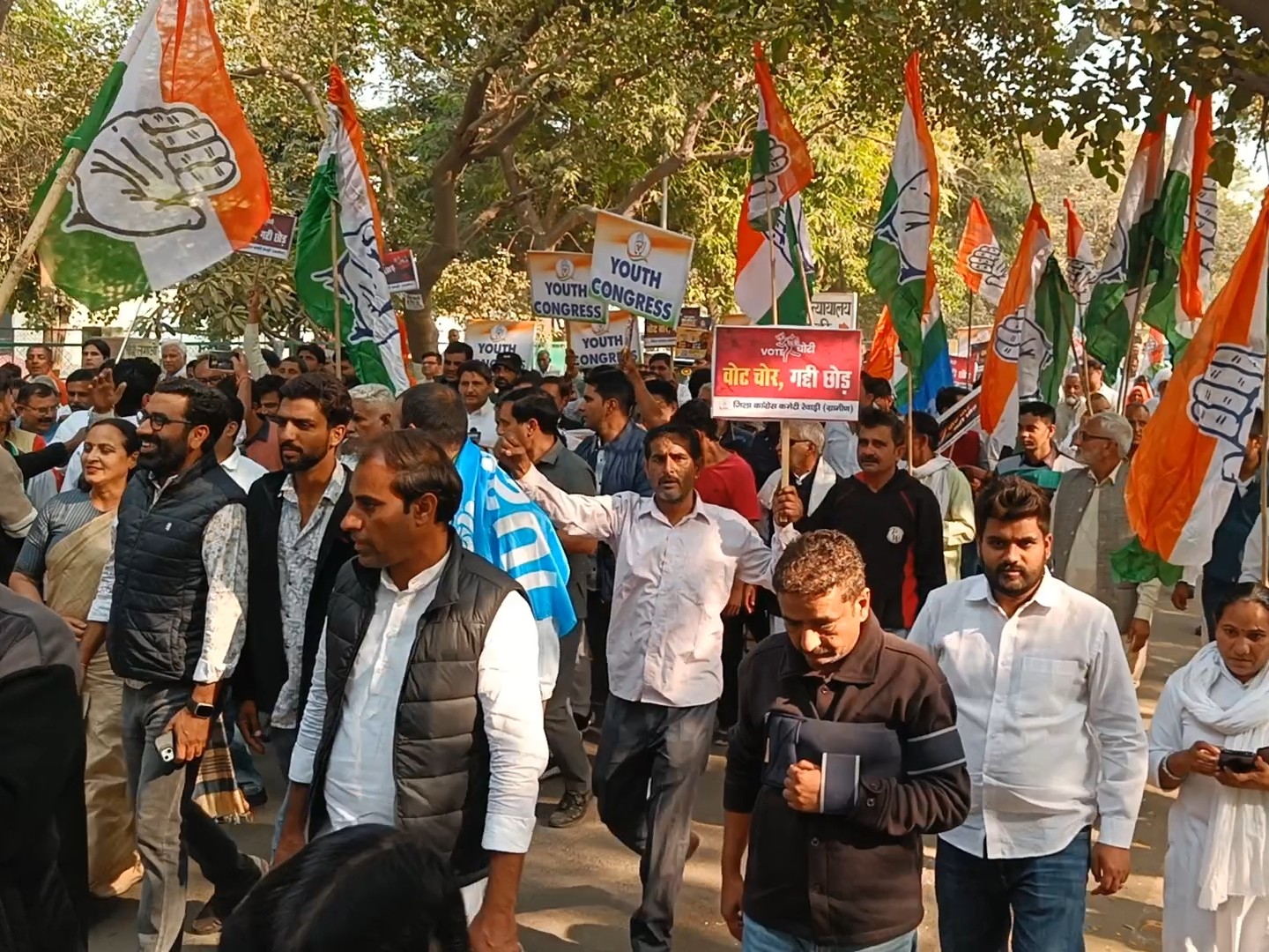 रेवाड़ी में कांग्रेस ने निकाली रैली।