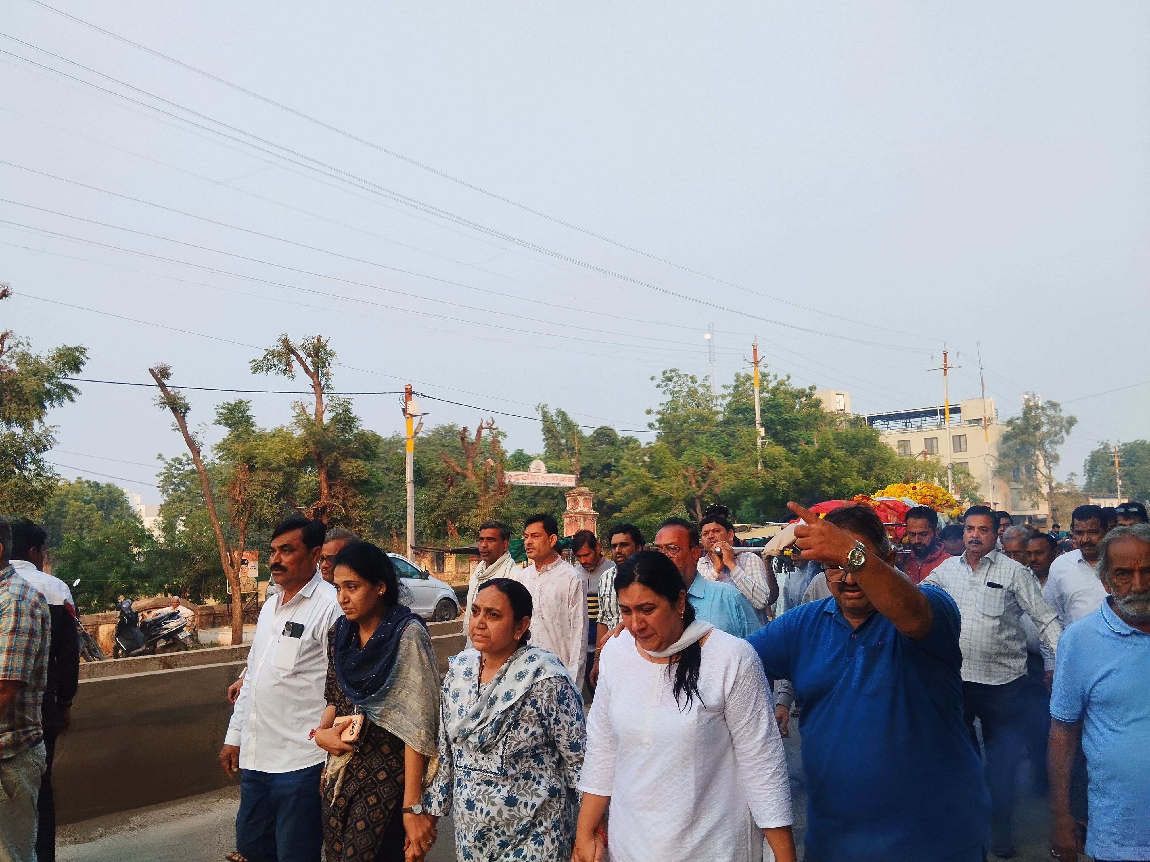 अंतिम यात्रा में शामिल बेटियां।