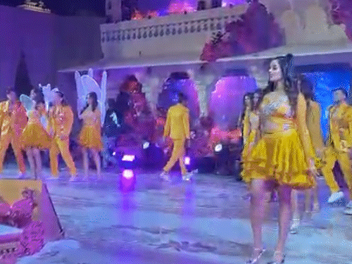 कृति सेनन की डांस परफॉर्मेंस ने भी रॉयल वेडिंग के गेस्ट को डांस करने पर मजबूर कर दिया।