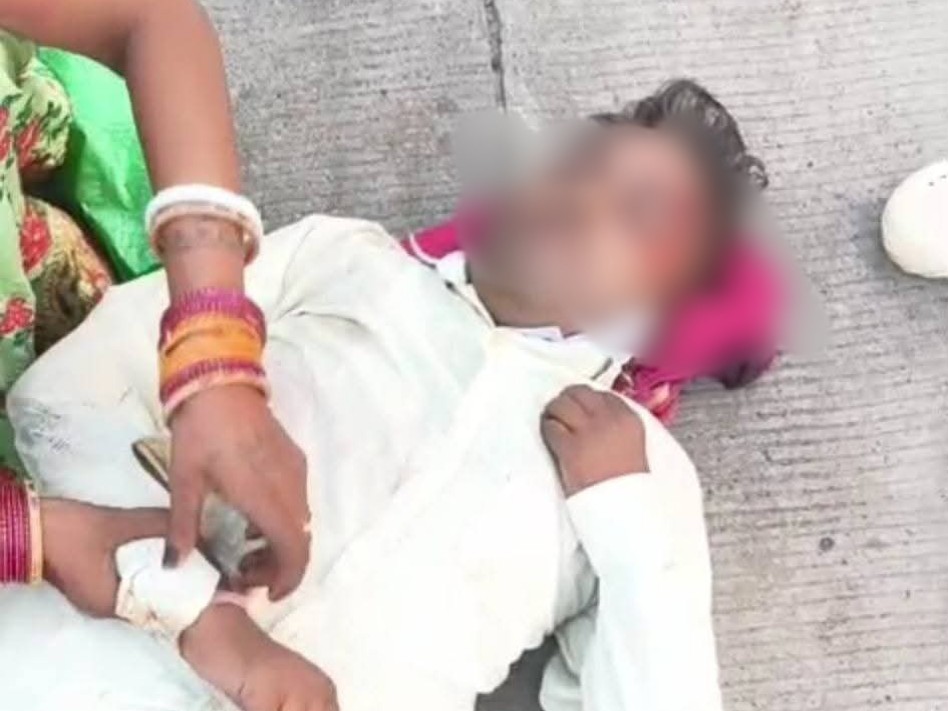 एक युवक को सिर पर गंभीर चोट लगी है।