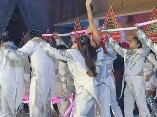 बॉलीवुड एक्ट्रेस जैकलीन फर्नांडिस ने लाल परी सहित कई मूवी सॉन्ग पर धमाकेदार परफॉर्मेंस दी।