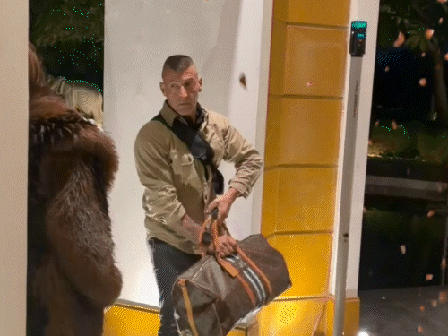 शुक्रवार देर रात करीब 2.30 बजे होटल लीला पहुंचीं जेनिफर लोपेज का रॉयल वेलकम हुआ। अचानक उन पर बरसे फूलों से वे भी एक बार चौंक गईं। उसके बाद मुस्कुराने लगीं।