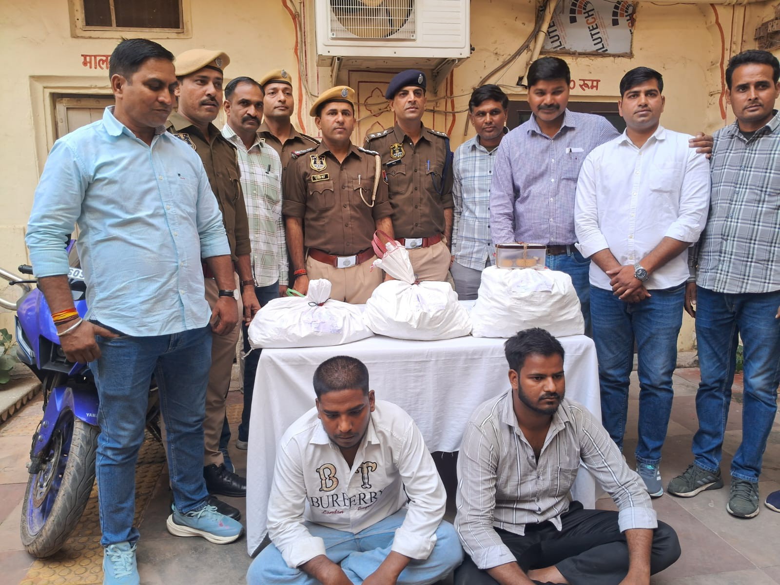 दोनों आरोपियों से 100 ग्राम सोना और 38 किलो चांदी बरामद की गई।