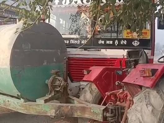 सिरसा में ट्रैक्टर टैंकर से टकराई प्राइवेट बस:  रानिया शहर में सवारी लेकर जा रही थी; चीख पुकार मची, यात्री सुरक्षित – rania News