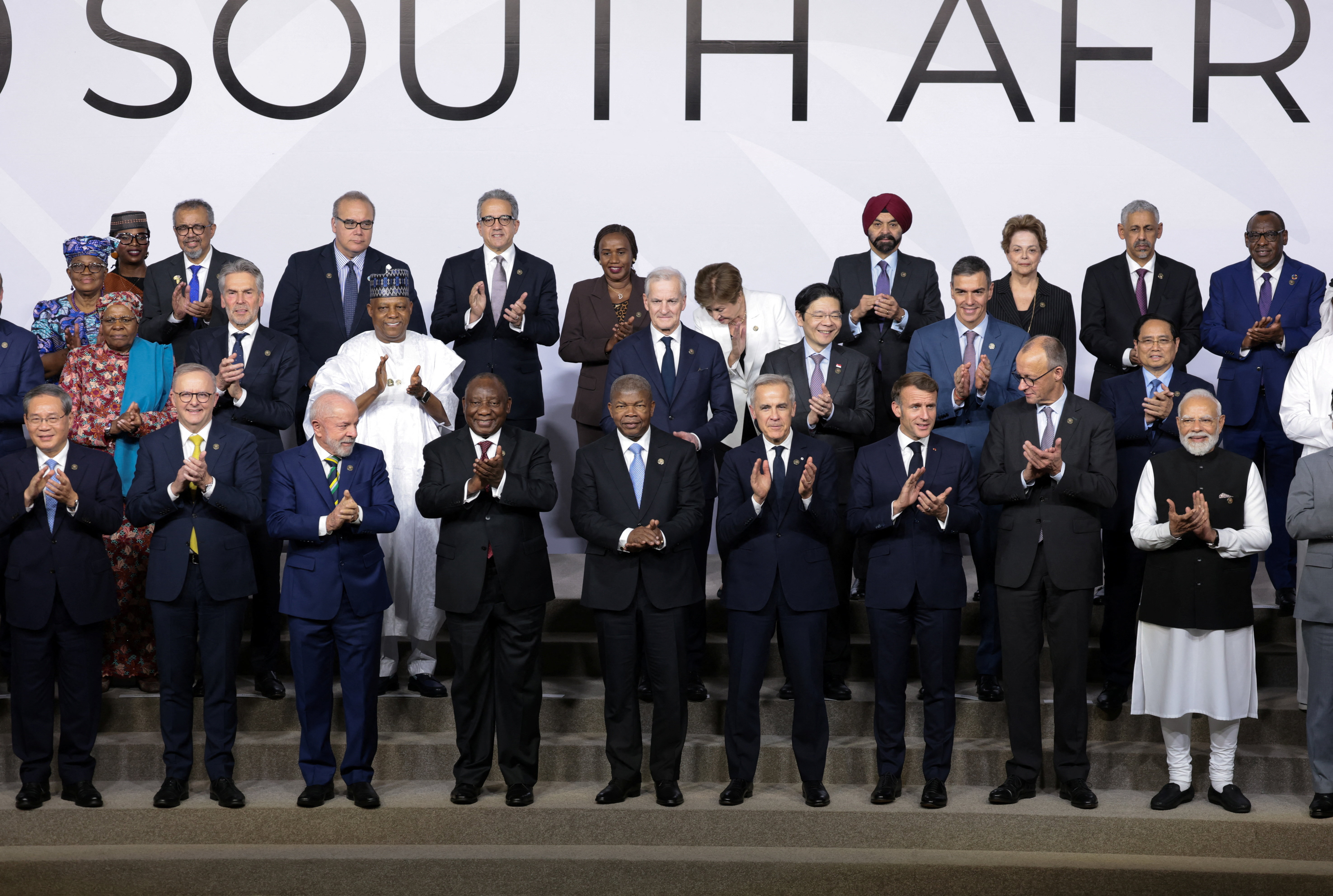 G20 समिट के फैमिली फोटो सेशन में वर्ल्ड लीडर्स शामिल हुए।