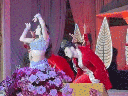 बॉलीवुड एक्ट्रेस जाह्नवी कपूर भी इस शादी में शामिल हो रही हैं। बॉलीवुड नाइट में उन्होंने कई नए-पुराने फिल्मी गानों पर डांस किया।