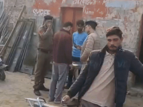 गोदाम मालिकों से पूछताछ करते हुए स्थानीय पुलिस के लोग।