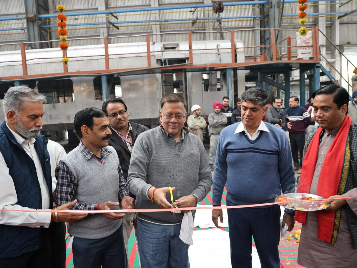 बांग्लादेश के लिए रेल कोच निर्माण कार्य का उद्घाटन करते आरसीएफ अधिकारी।