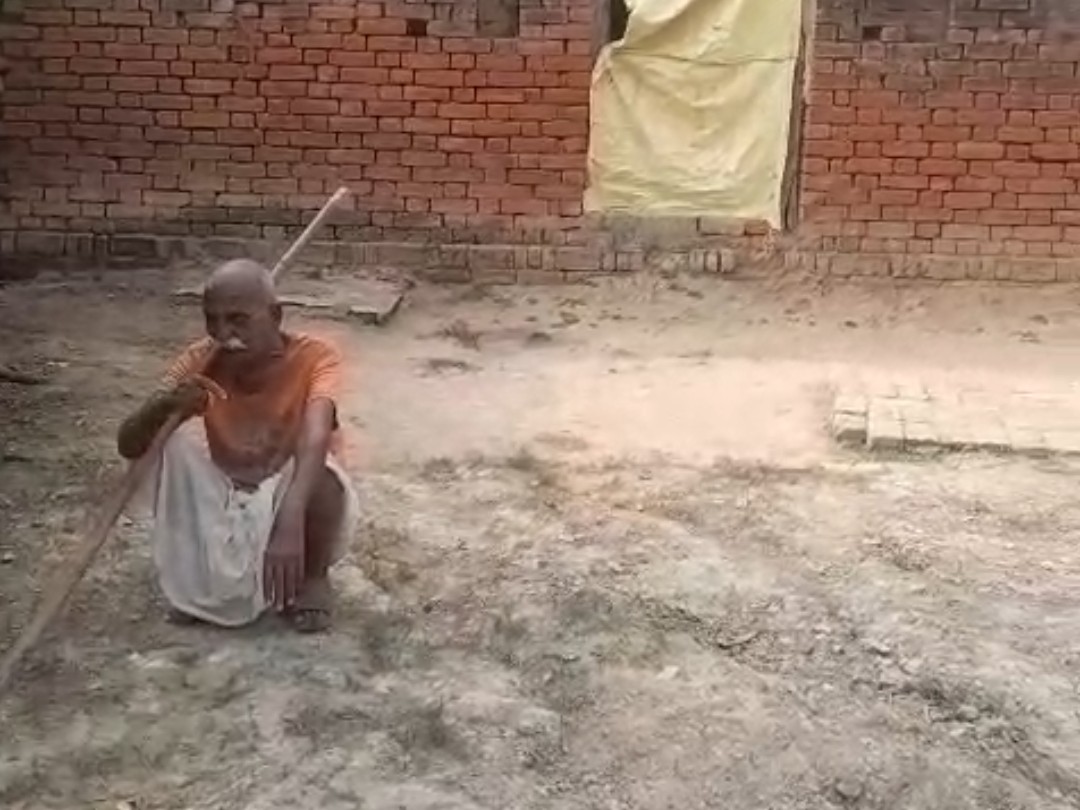 बेटे की लाश मिलने के बाद गुमसुम बैठा पिता।