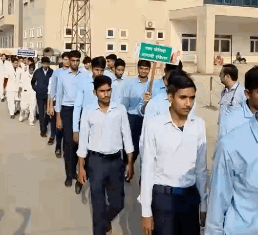 हाथों में तख्तियां लेकर लोगों से पोलियो ड्रॉप्स पिलाने की अपील की