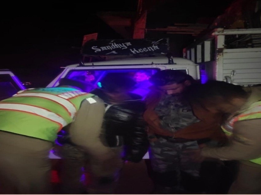 शिमला में एक संदिग्ध की तलाशी लेती पुलिस टीम।