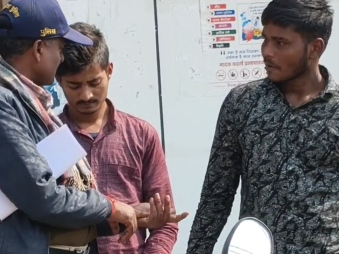 वीडियो में आरोपी पुलिस की हिरासत में आराम से खैनी-गुटखा खाते हुए नजर आ रहे हैं। - Dainik Bhaskar